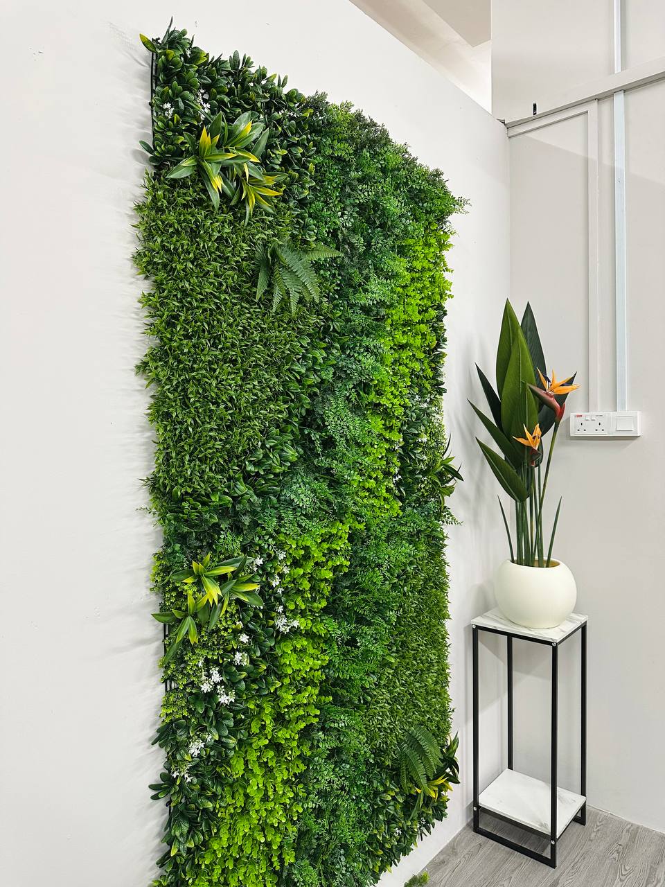 UV-Resistant Artificial Plant Wall – 1m × 1m Sunproof Green Wall Panel for Indoor & Outdoor Decoration