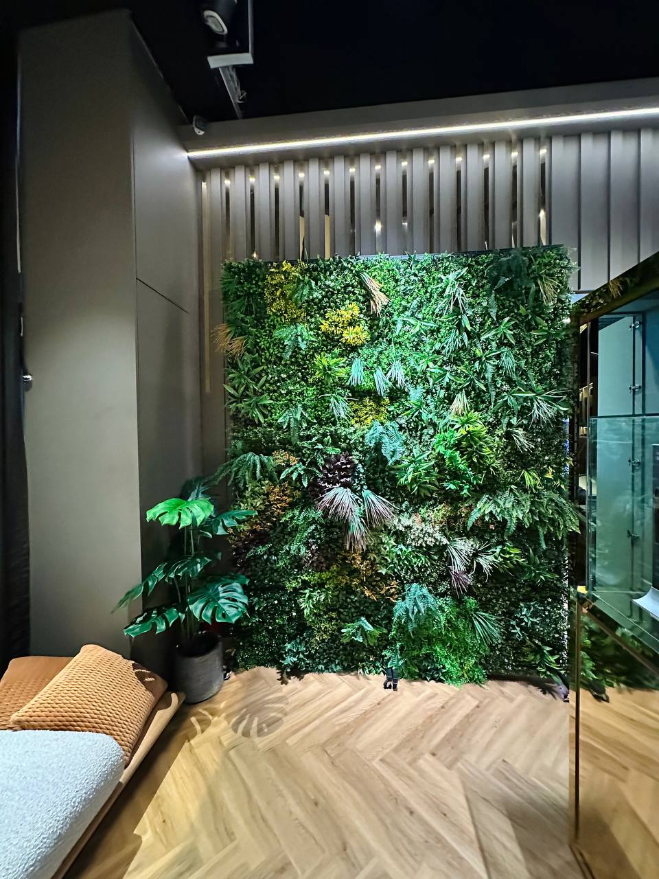 UV Resistant synthetic artificial plant wall