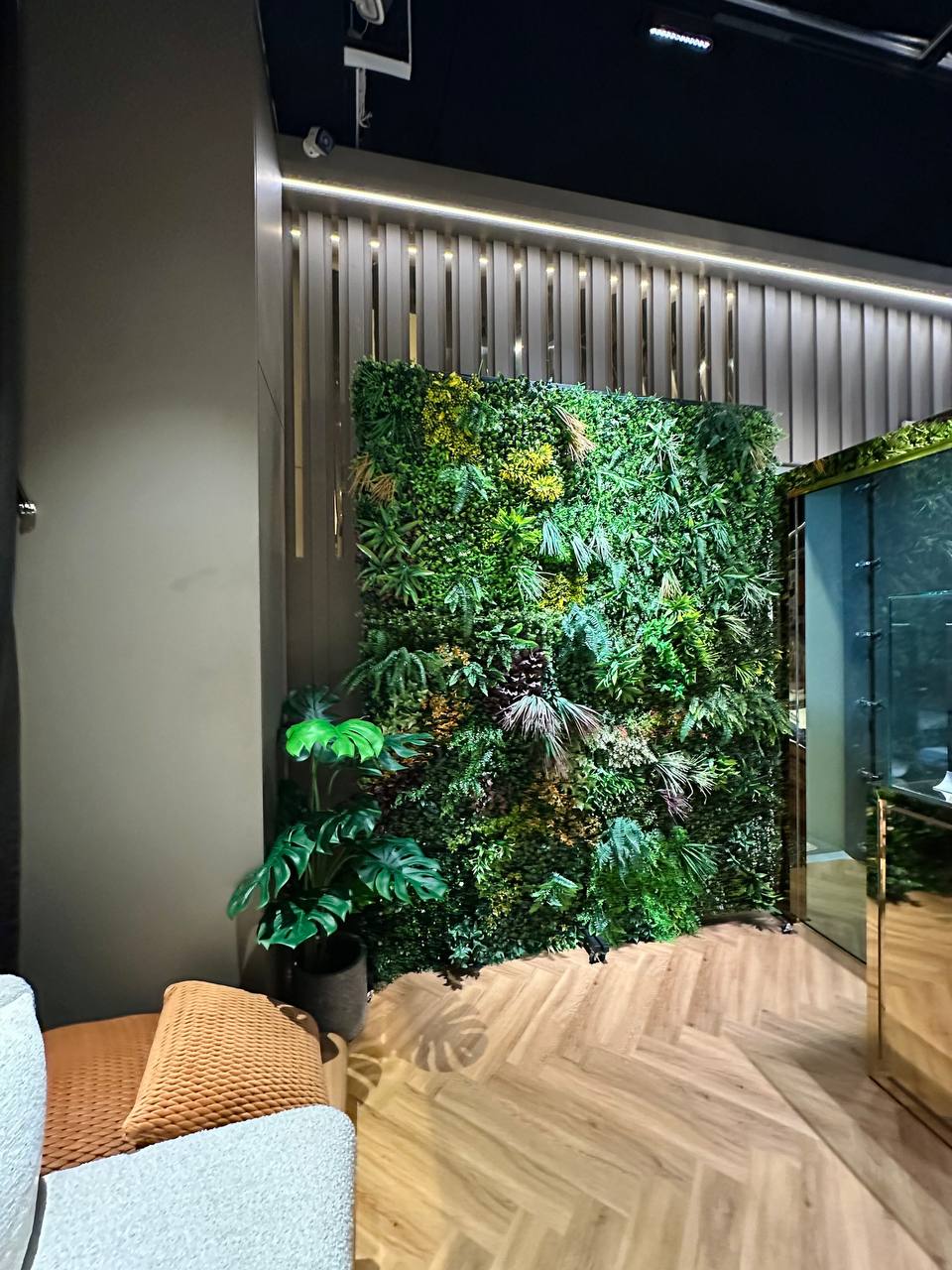 UV Resistant synthetic artificial plant wall